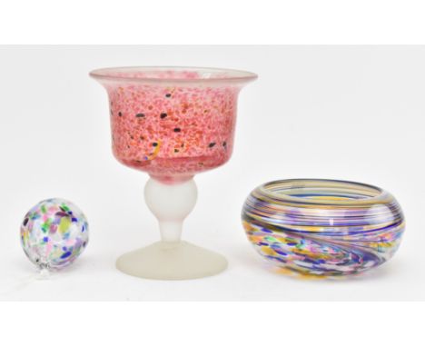 A large vintage Mdina Glass cup. The dark pink speckled Maltese glass having an everted rim, single knop raised on a frosted 