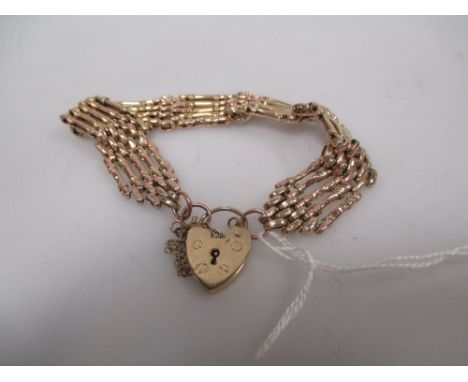 A 9ct gate bracelet with heart shaped padlcok clasp, 16.2g  