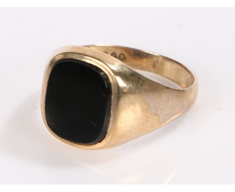 9 carat gold signet ring, with black panel to the head, ring size T, 4.1g