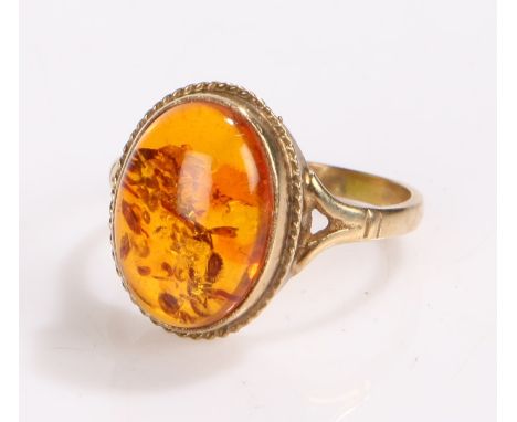 9 carat gold amber ring, ring size O, 2.7g