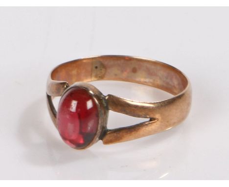 9 carat gold ring, set with a garnet, ring size O, 1.9g