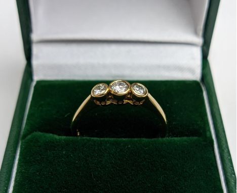 A 9CT YELLOW GOLD THREE STONE DIAMOND TRILOGY RING, set with round brilliant cut stones of approximate total weight of 0.40 c