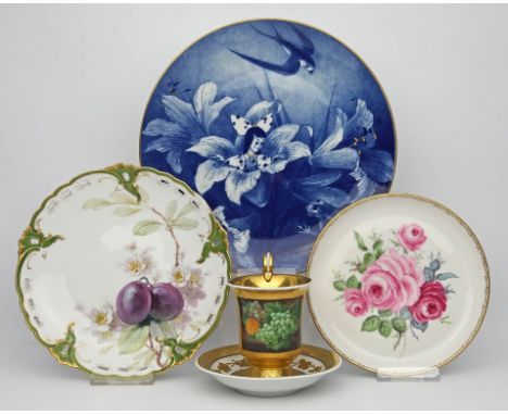 Tasse mit Untertasse und 3 Teller. Porzellan. Bunt bemalt, Goldrand. Unterschiedliche Dekore und Ausführungen. Tassenstand un