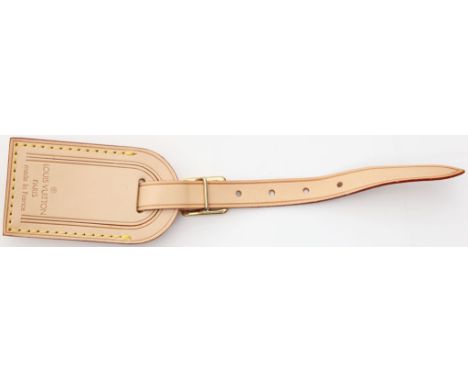 Namensschildanhänger, Louis Vuitton. Beiges Rindsleder, gem. "LOUIS VUITTON PARIS made in France", goldfarbene Hardware. Kaum