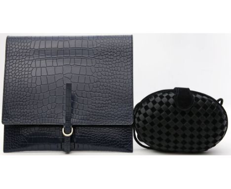 Clutch, Jil Sander. Schwarzes Leder in Kroko-Optik. Umschlagklappe mit Leder-Schnürverschluss, flache Handschlaufe auf der Rü