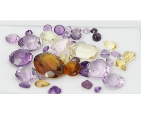 Lot verschiedenfarbiger Quarze, zus. ca. 100 ct. Unterschiedliche Facettschliffe (je 1 Cabochon bzw. Perle) und Größen. Ameth