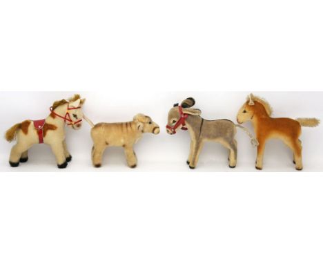 4 Steiff-Tiere: Kuh, 2 Ponys und Esel. Filz und Mohair. 3x mit Knopf. Wenig bespielt aber teils l. eingestaubt. 50er/60er Jah