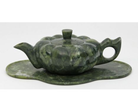 Kleine Teekanne und Tablett. Grüner Stein (Jade?), Kannenwandung godroniert. Tablett in leicht gezogener Vierblattform. Japan