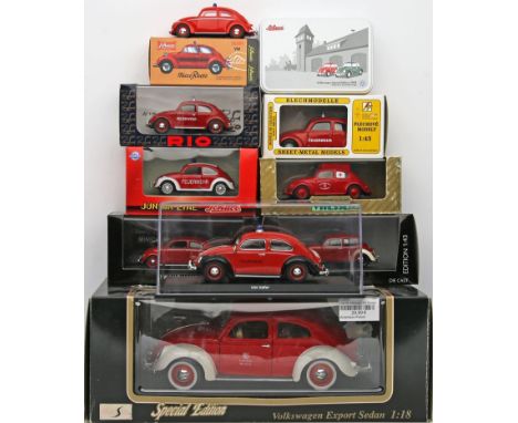 12 Modellautos "VW Käfer, Feuerwehr", verschiedene Maßstäbe. Darunter Maisto, Vitesse, Schuco, Minichamps. Je in Originalverp