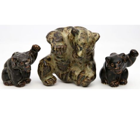 Kyhn, Knud (1880 Frederiksberg – Farum 1969), nach 3 Skulpturen "Spielende Bären". Porzellan mit Laufglasuren in unterschiedl