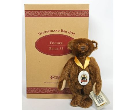 Steiff-Teddy "Fischer", aus der Serie "Deutschland-Bären". Eines von 2.000 Ex. der limitierten Auflage aus dem Jahr 1998, mit