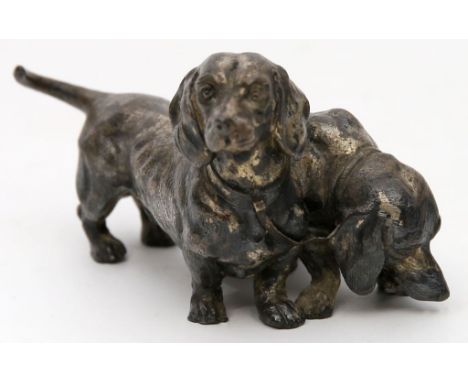 Skulpturengruppe "2 Dackel", WMF. Britannia, versilbert (teils berieben). WMF, um 1900. H. 6 cm.