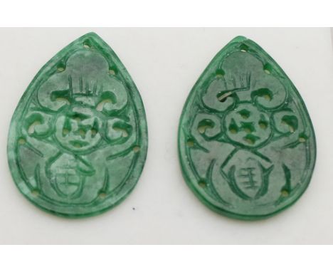 Paar Jade-Gravuren, zus. ca. 23,79 ct. In Tropfenform als flache, floral durchbrochen gearbeitete Scheiben. Kräftiges Apfelgr