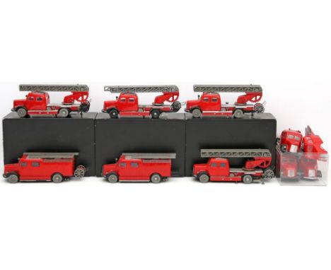 6 Modellautos "Feuerwehr", Siku. Darunter Mercedes-Benz Metz LF 15, V 55. Mercedes-Benz Metz DL 22, V 56. Bespielt. Beigegebe