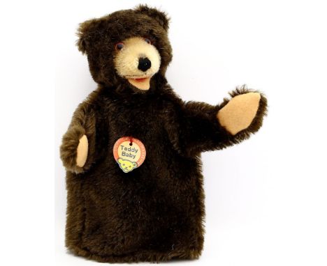 Steiff-Handpuppe "Teddy-Baby". Dunkelbrauner Mohair. Mit Schild. Nahezu unbespielt. 50er/60er Jahre. H. 22 cm.