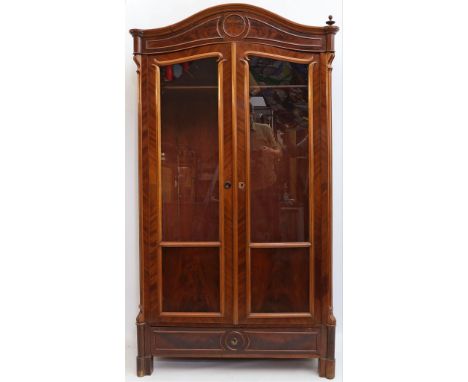 Spätbiedermeier-Vitrine. Mahagoni. 2-türiger, verglaster Korpus. Alters- und Gebrauchsspuren. Um 1860. H. 189 cm.