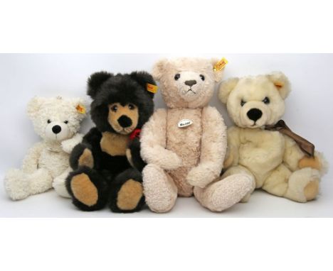 4 div. Teddybären, Steiff. Verschiedene, weich gefütterte Ausführungen. Je mit Knopf und Fahne, 2x mit Schild. L. 28 bis 40 c