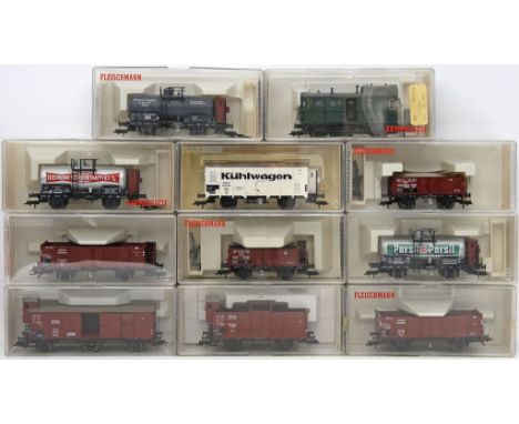 11 Güterwagen, Fleischmann H0. Verschiedene Ausführungen und Art.-Nrn., je mit Kurzkupplung. Je in Originalverpackung, nahezu