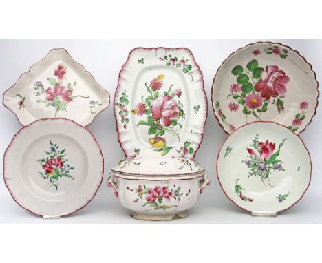 6 Teile Fayence: Deckelterrine, Teller, 2 Schalen und 2 div. Platten. Blumenmalerei in bunten Muffelfarben. Teils besch. Lune