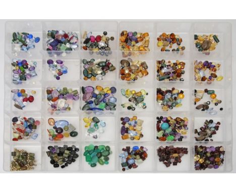 Großer Posten Farbsteine, weit über 2.000 ct. Synthesen und echte, teils behandelte Steine, bunt gemischt. Dabei Citrine, Rau