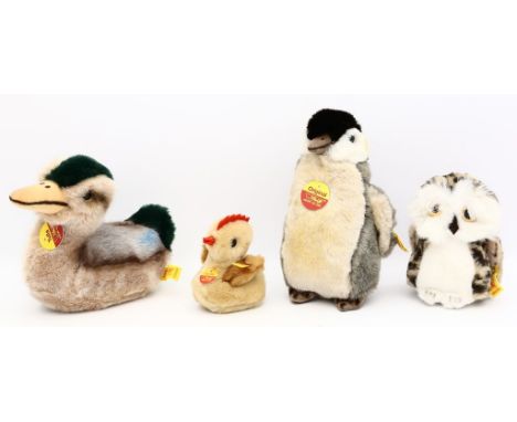 4 Steiff-Tiere: Pinguin, Ente, Eule und Küken, weich gefüttert. Je mit Knopf und Fahne, 3x mit Schild. Nahezu unbespielt. H. 