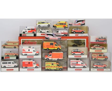 25 Modellautos "Krankenfahrzeuge", Schuco, Wiking, Herpa, Rietze, AWM, 1:87. Verschiedene Hersteller und Ausführungen. Darunt