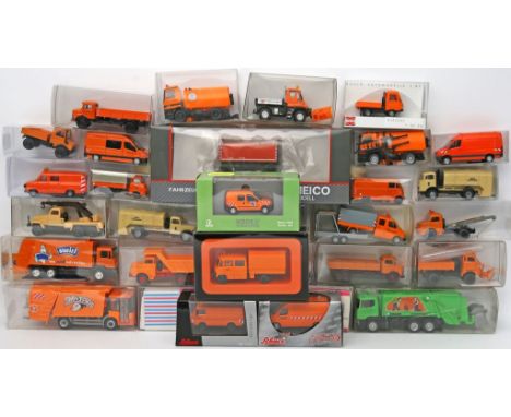30 Modellautos "Kommunalfahrzeuge", überwiegend 1:87. Darunter Schuco, Norev, Busch. Verschiedene Hersteller und Ausführungen