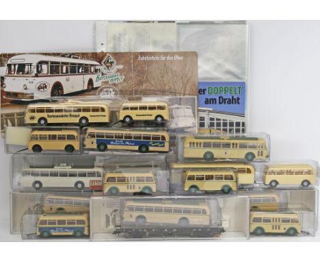 8 Modellautos und 8 Anhänger, Obus Solingen, Grell, Brekina, 1:87. Verschiedene Hersteller und Ausführungen. Darunter 3x Set 