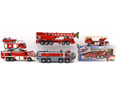 7 Modellautos "Feuerwehr", Siku, verschiedene Maßstäbe. Verschiedene Hersteller und Ausführungen. 1x in Originalverpackung. B