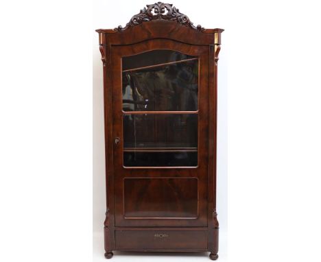 Kleine Spätbiedermeier-Vitrine. Mahagoni. Eintürig verglaster Korpus. Alters- und Gebrauchsspuren. Um 1860. H. 184 cm.