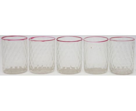 5 Becher. Farbloses Glas mit optisch geblasenem Wabenmuster und aufgeschmolzenem, roten Rand. Murano, wohl 1. Hälfte 20. Jh. 