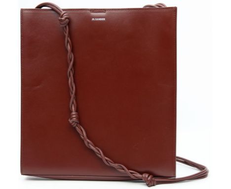Crossbody bag, Jil Sander. Kastanienbraunes Leder mit silberfarbener Prägung "Jil Sander". Magnetknopfverschluss, geflochtene