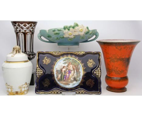 2 Vase, Tablett, Schale und Deckeldose. Porzellan, Kristall bzw. Keramik. Deckel der Hutschenreuther Dose rep. und WMF-Vase b