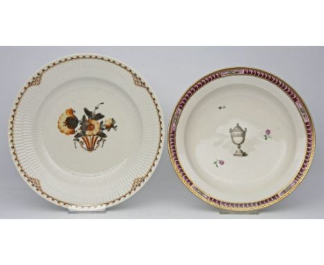 Teller im Empirestil, Frankenthal. Porzellan, elfenbeinfarben. Spiegel mit Deckelvase und Blumenmalerei. Rand mit Rosa-Lila D