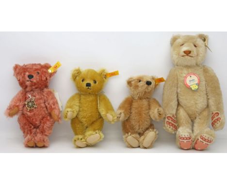4 div. Teddybären, Steiff. Verschiedene Ausführungen, dabei "Dicky"-Replica. Je mit Knopf und Fahne, 1x mit Schild. Nahezu un