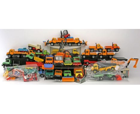 28 Modellautos "Mercedes-Benz Unimog", überwiegend Siku, Corgi. Konvolut inkl. Anhängern, Bauwagen, Straßenschildern, etc. Be