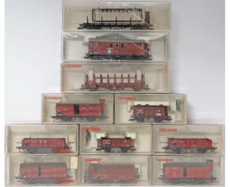 11 Güterwagen, Fleischmann H0. Verschiedene Ausführungen und Art.-Nrn., 3x mit Kurzkupplung. Je in Originalverpackung, nahezu