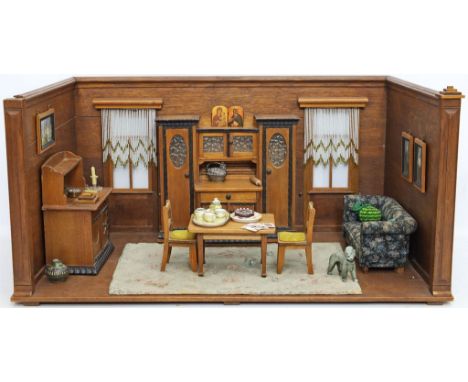 Puppenstube. Tapeziertes Holzgehäuse. Eingerichtet als Wohnzimmer mit Buffet, Anrichte, Sofa, Tisch, 2 Stühlen und Teppich. B