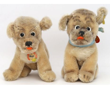 2 Hunde "Mopsy", Steiff. 1x Mit Knopf und Schild, 1x beides fehlend, l. bespielt. H. 13 cm. 