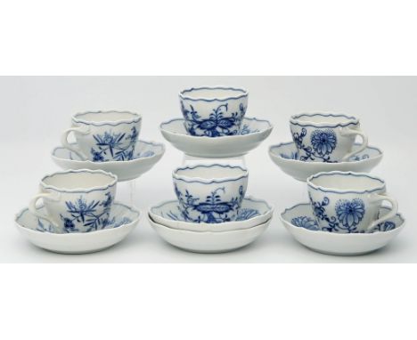 6 Mokkatassen mit 7 Untertassen, Meissen, "Neuer Ausschnitt". Porzellan. Blaues Zwiebelmuster. Schwertermarke Meissen, 20. Jh