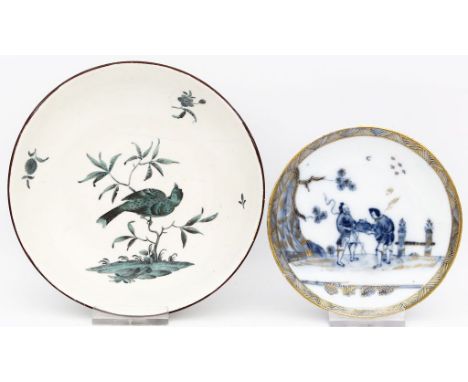 2 Untertassen. Porzellan, 1x mit kupfergrüner Vogelmalerei (rest.), 1x figürliche Chinoiserien in Unterglasurblau mit Gold (m