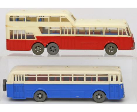 2 Modellautos "Busse", Siku, 1:60. "Büssing Trambus" sowie "1 1/2 Deck-Bus V72". 50er/60er Jahre. Je in Kunststoffbox. Teils 