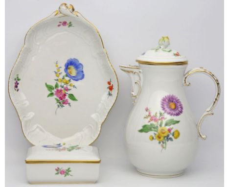 Kaffeekanne, Deckeldose und ovale Schale, Meissen. Porzellan. Bunte Blumenmalerei mit Goldrand. Schwertermarke Meissen, 20. J