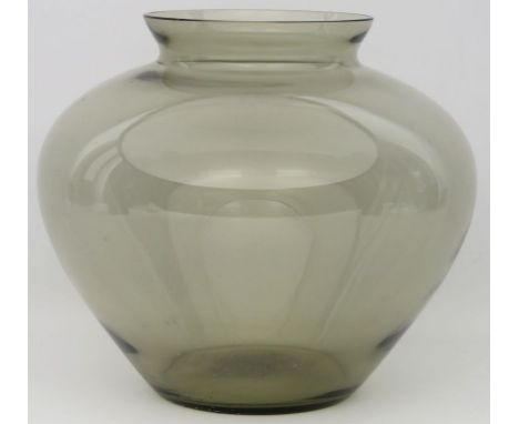 Wagenfeld, Wilhelm (1900 Bremen - Stuttgart 1990), nach Herzvase. Rauchglas. Mitte 20. Jh. H. 20, D. 23 cm.