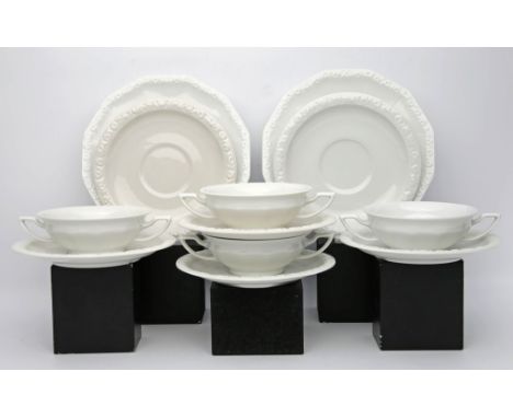 6 Untertassen, 2 Dessertteller und 4 Suppentassen, Rosenthal. Porzellan, weiß. Wandung teils mit Rosendekor "Classic Rose" bz