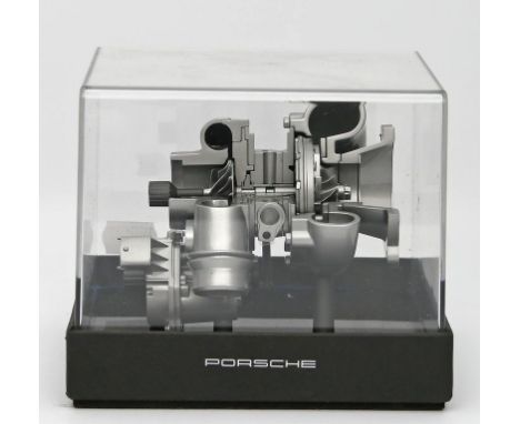 Modell eines Porsche-Turboladers. Baureihe 911. "Variable Turbine Geometry (VTG)". Metall, Plexiglashaube. 20./21. Jh. 13x 15
