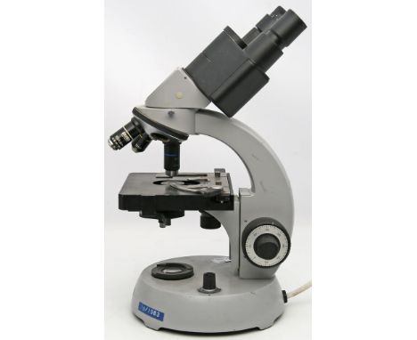 Mikroskop, Zeiss. 1,25x. Metall, schwarz-grau lackiert. Zeiss, West Germany, um 1983. H. 36 cm.