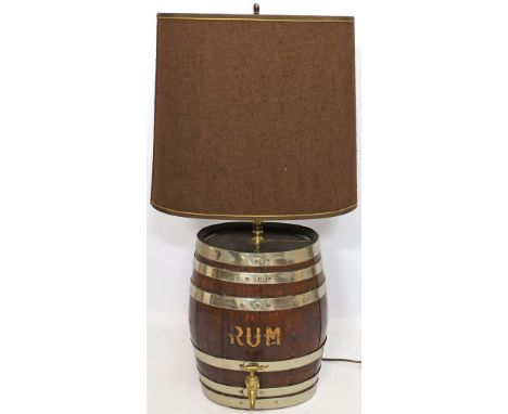 Rumfass-Leuchte, einflammig. Holzfass "RUM" mit Gießhahn, als Leuchte montiert mit brauner Pagode. H. 100 cm. Pagode 45x 45,5