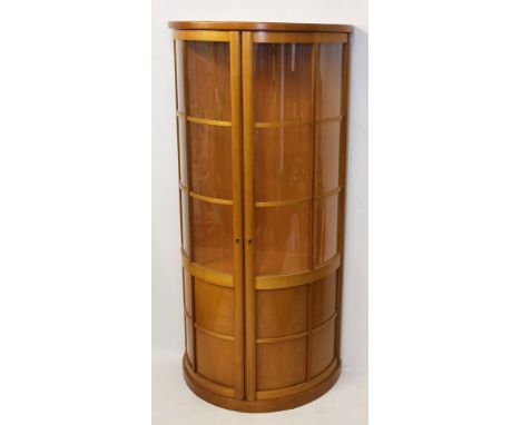 Vitrine. Kirsche. Halbrunder, teilverglaster Korpus. Gebrauchsspuren. 20. Jh. 186x 88x 45 cm. Beigegeben: Kleiner, halbrunder
