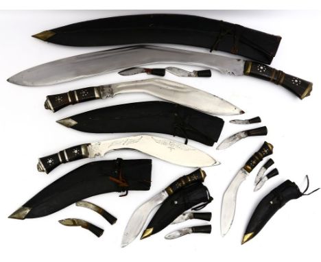 5 Löwenkopf-Kukri. 1x bez. "India". Je mit verziertem Griff und Relief eines Löwenkopfs am Ende des Knaufs. Je mit 2 kleinen 